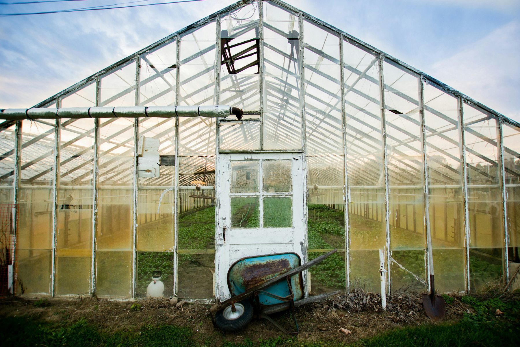 Großer Wintergarten mit Glasfassade von außen